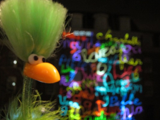 Fred mit Lichtinstallation