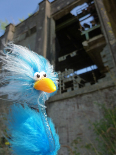 Fanny vor Ruine