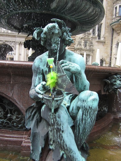 Fred im Rathausbrunnen